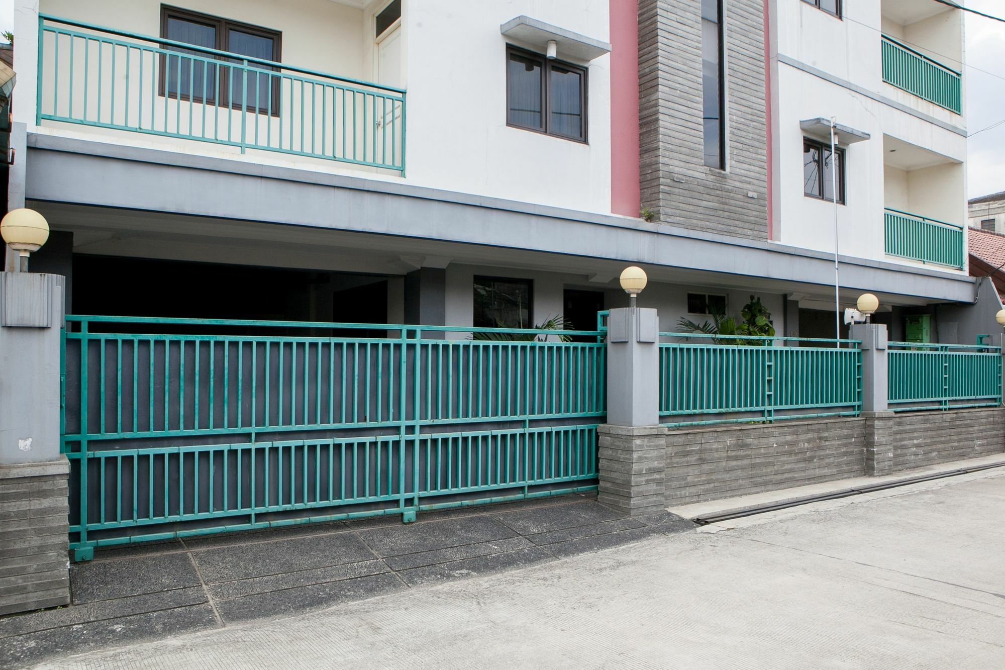Reddoorz Plus At Buah Batu Bandung Eksteriør billede